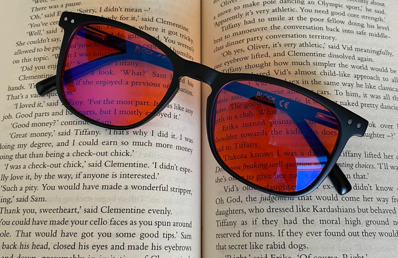 What are women's and men's blue light reading glasses? BlockBlueLight